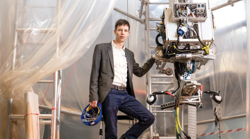 Jāņa Putrāma līdzdibinātais
Aerones Engineering, kas iekļuva finālistu sarakstā gan Ietekmes uz vidi, gan Zaļo inovāciju kategorijā, ir spilgts mērogojama jaunuzņēmuma piemērs. Straujāk par viņu ražotajiem robotiem, kas čakli strādā vēja turbīnu apkopē, attīstās tikai pati atjaunīgās enerģijas industrija.
Foto — Ieva Salmane