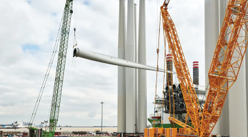 Anglijas ostā Hallā tiek izkrauti Siemens Gamesa Renewable Energy ražotie vēja turbīnu spārni. Uzņēmums gada laikā zaudējis 940 miljonus eiro