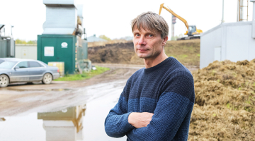 «Saimniekot bioloģiski ir daudz aizraujošāk, nekā domāt par iespējām nopelnīt aizvien vairāk un vairāk naudas,» uzskata zemnieku saimniecības Nodegi īpašnieks Gatis Ozols.
Foto — Ģirts Gertsons
