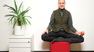 Katrs Māra Plūmes rīts sākas ar elpošanas vingrojumiem un meditāciju.
Foto — Edmunds Brencis