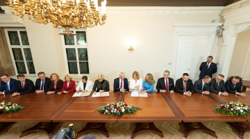 Krišjāņa Kariņa valdība preses konferencē Saeimā trešdien pie viena galda. Foto - Saeimas Preses centrs