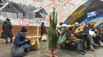 Kijivas iedzīvotāji 31. decembrī gaisa trauksmes laikā meklē patvērumu vienā no pilsētas metro stacijām.
Foto — Scanpix