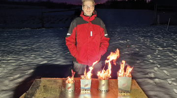 Vairāki desmiti Kārļa Cerbuļa taisīto krāsniņu Freedom Flame ir nokļuvušas Ukrainā, un 50 no tām nogādātas Karpatskij Sič bataljonam, kurā cīnās arī latvieši. Ja būs pieprasījums, Kārlis ir gatavs saražot vairākus tūkstošus.
Foto no personīgā arhīva