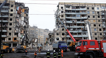Krievijas raķetes triecienā sadragātā daudzdzīvokļu māja Ukrainas vidienes pilsētā Dnipro.
Foto — Scanpix