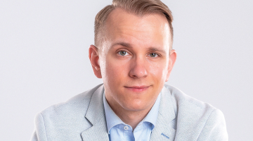 «Katram deputātam ir valstisks pienākums atbildēt saviem vēlētājiem. It īpaši tādiem, kas pie viņiem nāk ar dabisku interesi uzzināt, kas notiek pasaulē un valstī,» saka inženiereksperts Dāvis Golds, kurš brīvajā laikā darbojas organizācijā Global Shapers Riga HUB, radot un īstenojot sabiedrībai noderīgus projektus.
Foto no personīgā arhīva
