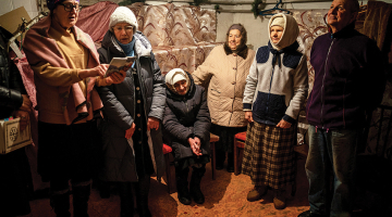 Pareizticīgo dievkalpojums kādas daudzdzīvokļu mājas pagrabā 7. janvārī Časivjaras pilsētā, kas atrodas aptuveni 20 km no austrumu frontes.
Foto — Scanpix