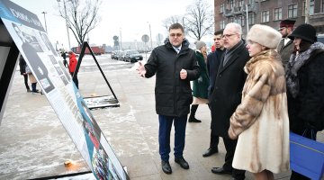 Ukrainas Nacionālās atmiņas arhīva direktors Ihors Kuļiks decembrī Rīgā iepazīstina Latvijas Valsts prezidentu Egilu Levitu ar izstādi Komunisms = Rašisms.
Foto no personīgā arhīva