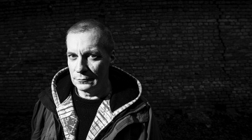 «Vēlos uzsvērt tieši kultūras nozīmi, apziņu, mugurkaulu. Mūs ar pārējo Austrumeiropu vieno kopējs padomju mantojums un atbrīvošanās no tā. Mēs esam mēs paši ar tiesībām uz savu skatījumu,» saka Andris Akmentiņš. 
Foto — Kristaps Kalns