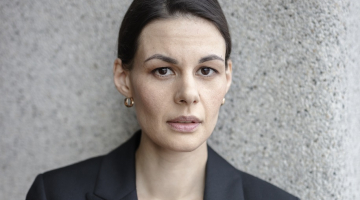 Aktrise Ieva Segliņa atveido galveno lomu Dailes teātra izrādē "Brands". Foto - Reinis Hofmanis