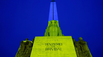 Brīvības piemineklis 24.februārī tika izgaismots Ukrainas karoga krāsās. Foto - LETA