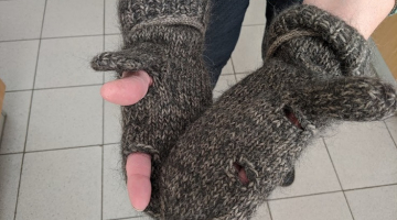 Dūraiņi ar īpaši izadītiem pirkstiem karavīriem, lai var šaut. Publicitātes foto