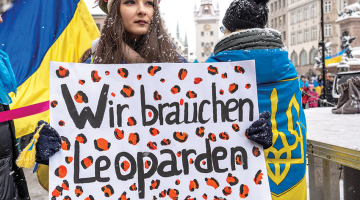 Ukraiņu aktīvisti ar plakātiem «Mums ir nepieciešami leopardi» protesta akcijā Minhenē.
Foto — Scanpix