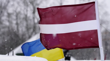 Latvijas un Ukrainas karogi. Foto - Paula Čurkste, LETA
