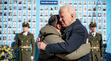 ASV prezidents Džo Baidens apskaujas ar Ukrainas prezidentu Volodimiru Zelenski pie Kijivā ierīkotā memoriāla ar karā kritušajiem dzimtenes aizstāvjiem.
Foto — Scanpix