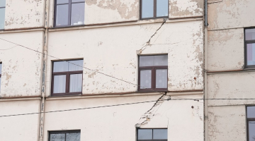 Ēka Krišjāņa Valdemāra ielā, no kuras plaisu dēļ evakuēti cilvēki. Foto - Edijs Pālens, LETA