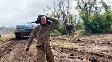 Skaudrā dokumentālā filma Austrumu fronte par karu Ukrainā.
Publicitātes foto