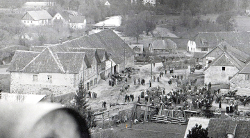 Straupes centrs ap 1930. gadu. Kreisajā pusē – Kalnakrogs. Foto no Cēsu muzeja krājuma