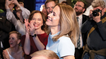 Igaunijas premjerministre un Reformu partijas līdere Kaja Kallasa brīdī, kad tiek paziņoti e-balsošanas rezultāti. No 64% balsstiesīgo, kas piedalījās vēlēšanās, vairāk nekā puse izmantoja iespēju balsot elektroniski.
Foto — Scanpix