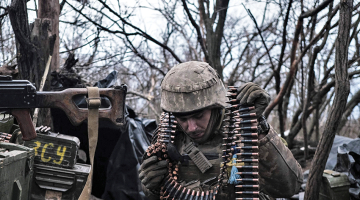 Kāds Ukrainas brīvprātīgo armijas kareivis pie frontes Bahmutā.
Foto — Scanpix