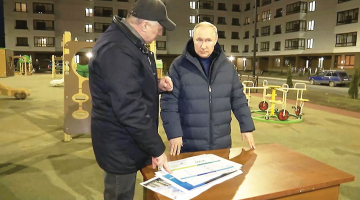 Nedēļas nogalē Krievijas prezidents Vladimirs Putins ieradās iepriekš neizziņotā vizītē okupētajā Krimā un Mariupolē — tas notika tikai dažas dienas pēc Mariupoles teātra sabombardēšanas gadadienas. Šīs traģēdijas vietu, kur dzīvību varētu būt zaudējuši 600 civiliedzīvotāji, Putins neapmeklēja, bet tā vietā viņam tika izrādīts kāds atjaunots pilsētas paraugkvartāls.
Foto — Scanpix