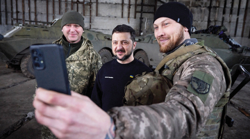 Lai uzmundrinātu un apbalvotu karavīrus, Ukrainas prezidents Volodimirs Zelenskis gan pagājušajā, gan šajā nedēļā apmeklēja frontes līniju valsts austrumos un dienvidos.
Foto — Scanpix
