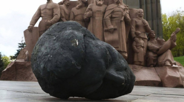 Dekomunizācija un derusifikācija Ukrainā nozīmē arī atbrīvošanos no padomju okupācijas varas uzspiestiem pieminekļiem.