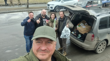 Latvijas komanda kopā ar Ukrainas armijas izlūkošanas komandieri, saņemot humāno palīdzību. Priekšplānā - raksta autors. Foto no personīgā arhīva