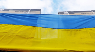 Ukrainas karogs pasākumā, kurā iniciatīvas autori informē par palīdzības kravu, ko nosūtīs uz Ļvivu Ukrainā. Foto - Lita Millere, LETA