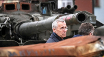 NATO ģenerālsekretārs Jenss Stoltenbergs pagājušajā nedēļā ieradās iepriekš neizziņotā vizītē Kijivā un apliecināja, ka alianse ir gatava atbalstīt Ukrainu tik ilgi, cik būs nepieciešams, lai izcīnītu uzvaru karā. Turklāt NATO tikšanās laikā Vācijā, Ramšteinā, pagājušajā piektdienā, visi sabiedrotie esot vienojušies, ka Ukraina kļūs par alianses dalībvalsti, teica Stoltenbergs. Attēlā: NATO vadītājs pie Kijivas centrā izstādītās iznīcinātās Krievijas armijas kara tehnikas.
Foto — Scanpix