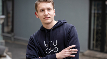 «Nākotne var būt dažāda — vari palīdzēt veidot rīkus citiem vai, ja tev ir laba ideja, izveidot savu uzņēmumu vienā dienā. Es nezinu, kas būs pēc 10 gadiem, — varbūt strādāšu ar MI, bet varbūt būs kaut kas pavisam jauns,» saka Adrians Slics.
Foto — Ieva Salmane