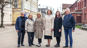 Galvenie cilvēki, kas veicinājuši Kuldīgas ceļu uz UNESCO: Edgars Zalāns (no kreisās), Anita Orniņa, Diāna Zalāne, Inga Bērziņa, Jana Jākobsone un Aldis Orniņš.
Foto — Jēkabs Krūmiņš, Kurzemnieks