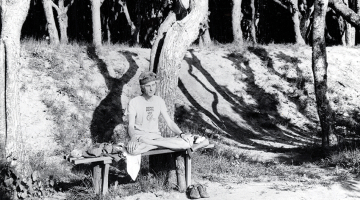 Imants Ziedonis mežā uz soliņa 80. gadu vidū.
Foto — Guntis Eniņš