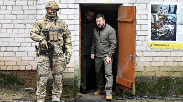 Uz ziemeļiem no Kijivas esošā Jagidņes ciema atbrīvošanas gadadienā Ukrainas prezidents apmeklēja skolas pagrabu, kurā okupanti gandrīz mēnesi bija ieslodzījuši vietējos iedzīvotājus — 200 kvadrātmetros bija iespiesti 367 cilvēki. 11 no viņiem neizdzīvoja, ieskaitot sešas nedēļas vecu zīdaini.
Foto — Scanpix