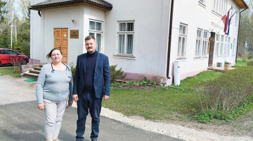 «Gaidām ģimenes ārstu!» saka Kārķu un Ērģemes pagasta pārvaldnieks Pēteris Pētersons. Viņam pievienojas feldšere Sandra Strazdiņa