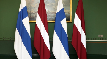 Latvijas un Somijas karogi Rīgas pilī. Foto - Lita Millere, LETA