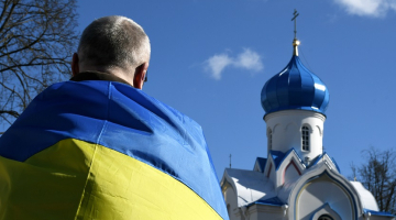 Vīrietis ar Ukrainas karogu. Foto - Ivars Soikāns, LETA