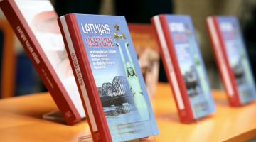 Vēsturnieka un pedagoga Valda Klišāna grāmata "Latvijas vēsture no vissenākajiem laikiem līdz mūsdienām Baltijas, Eiropas un pasaules vēstures kontekstā". Foto - Ieva Leiniša, LETA