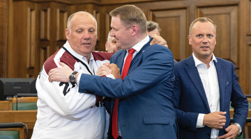 Raimonds Bergmanis (no kreisās), Edvards Smiltēns un Edgars Tavars (visi no Apvienotā saraksta) 27. maija Saeimas nakts sēdē.
Foto — Saeima
