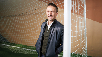«Uz laukuma, kā mēs tiesneši sakām, ir kā pirtī — visi ir vienādi pliki,» saka futbola tiesnesis Andris Treimanis par dzelteno kartīti, kuru nesen parādīja savam vienaudzim futbola superzvaigznei Krištianu Ronaldu.
Foto — Edmunds Brencis