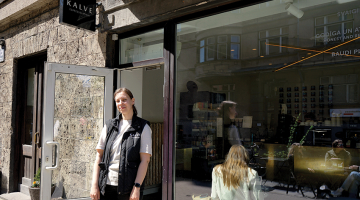 Kalve Coffee Roasters galvenā kafijas bārmene Diāna Miltoviča.
Foto — Ieva Kalēja
