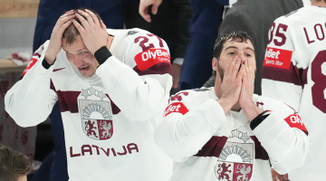 Aizsargs Oskars Cibuļskis un izlases kapteinis, uzbrucējs Kaspars Daugaviņš pēc fināla svilpes spēlē par bronzas medaļām.
Foto — Edijs Pālens, LETA