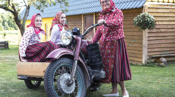 Kihnu Kultūrtelpas fonda prezidente Mare Metasa ar abām jaunākajām meitām.
Foto — The New York Times