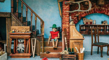 Pinokio istaba prasījusi samērā daudz laika. Edgars veidojis gan miniatūrus kokgriešanas instrumentus, gan pats koka puisēns ticis atbilstoši sastiprināts no smalkām detaļām.
Foto — Jana Briede