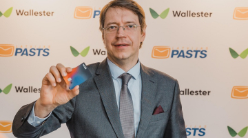 Mārcis Vilcāns ar "Latvijas Pasta" jauno VISA maksājumu karti. Publicitātes foto