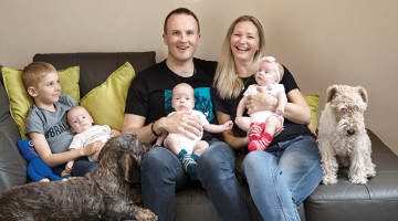 Jānis, Jānis, Miks, Anna, Emīls un Dina Dabiņi.
Foto — Reinis Hofmanis