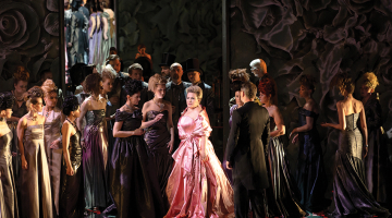 Jūlijas Vasiļjevas Adriāna Lekuvrēra (centrā) ir zvaigzne un izrādes dārgums. Ne dīva, bet jauna, nepieredzējusi meitene, kuru talants ir uznesis augstumos, kur viņai ir vientulīgi un auksti.
Foto — Agnese Zeltiņa