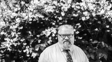 «Mani stāstījumi par latviešu literatūru viegli ir vēruši durvis uz dailes un zinātnes diženām pilīm visā pasaulē. Ir viegli nodarboties ar to, kas pacilā un iedvesmo,» atzīst literatūrzinātnieks Ojārs Lāms. 
Foto — Kristaps Kalns