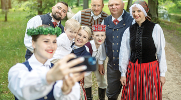 Ivitas saime. No kreisās: meita Nikija, vīrs Arnis, mazdēls Reinis, Ivita, znots Oskars, meita Eva, māsasvīrs Druvis un māsa Arnita.
Foto — Reinis Hofmanis