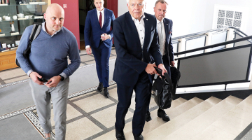 Apvienotā saraksta Saeimas deputāts Andris Kulbergs (no kreisās), deputāts Jānis Dombrava (Nacionālā apvienība), Apvienotā saraksts pārstāvis, Liepājas partijas priekšsēdētājs Uldis Sesks un Apvienotā saraksta valdes līdzpriekšsēdētājs, Saeimas deputāts Edgars Tavars ierodas uz valdošās koalīcijas partiju sadarbības sanāksmi Ministru kabinetā 5 .jūnijā.
Foto — LETA
