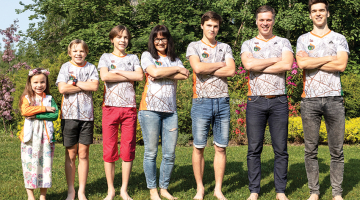 Janovu ģimene: Klēra (pa kreisi),  Timotejs, Sebastians, Karīna, Paulis, Valdis un Jēkabs.
Foto — Ieva Salmane